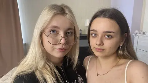 JulieAndLira's live cam